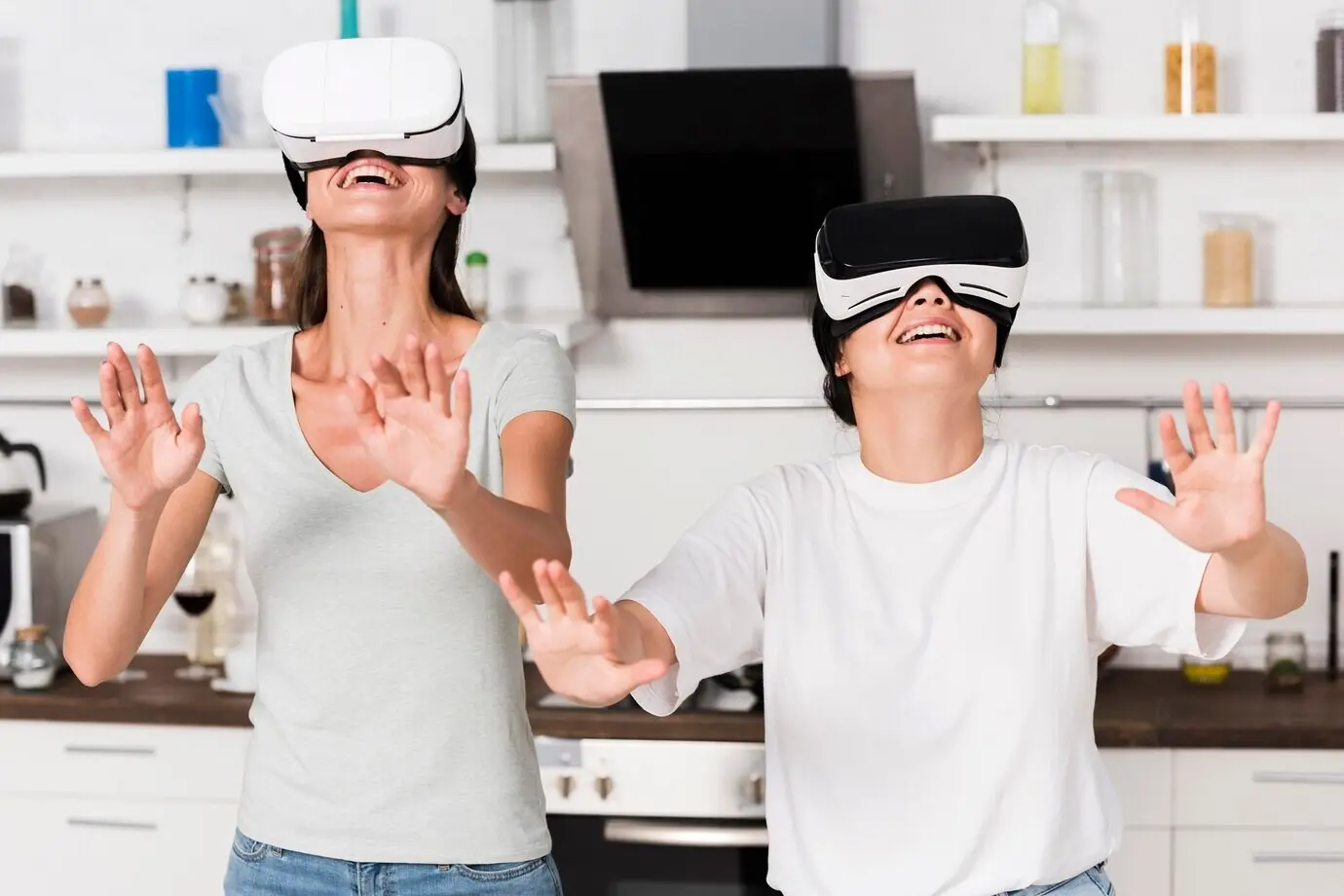 Zwei Freunde haben zu Hause Spaß mit einem Virtual-Reality-Headset.