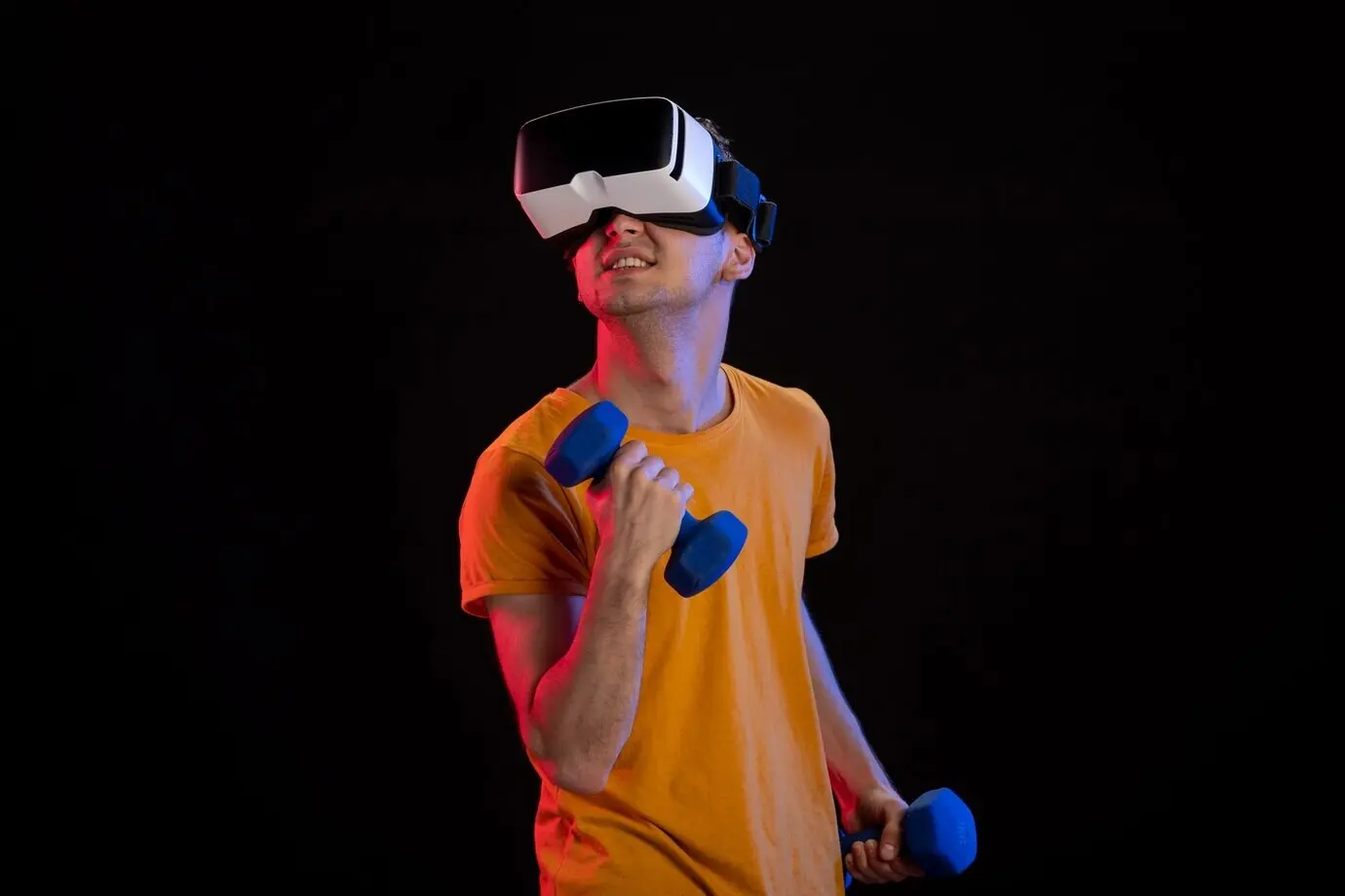 Junge männliche Person beim Spielen in der virtuellen Realität mit Hanteln auf dunkler Oberfläche.