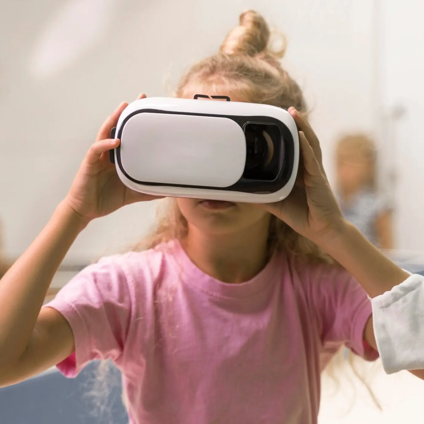 Mädchen mit VR-Brille in der Schule